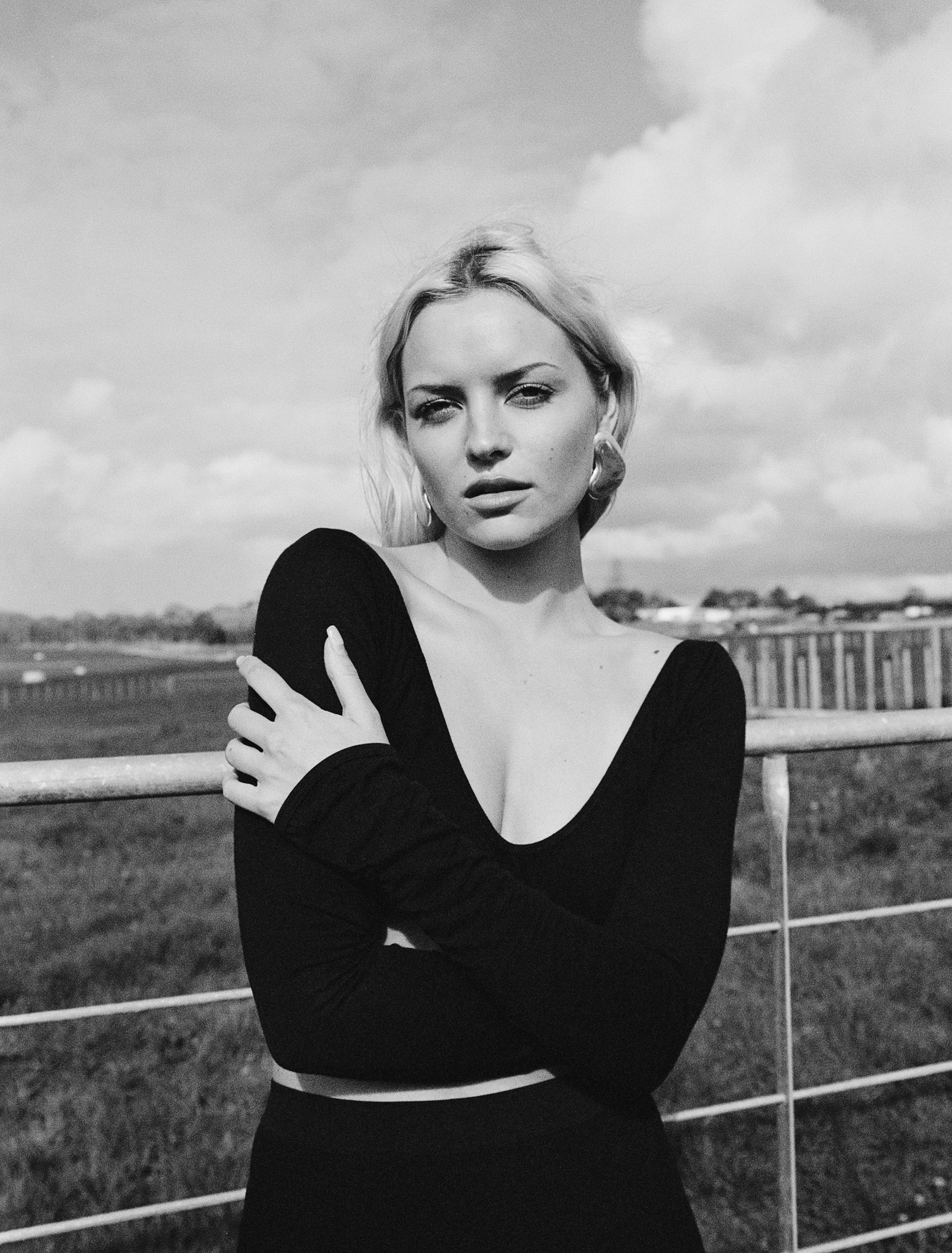 Kichkina ogil va qiz jinsiy aloqada